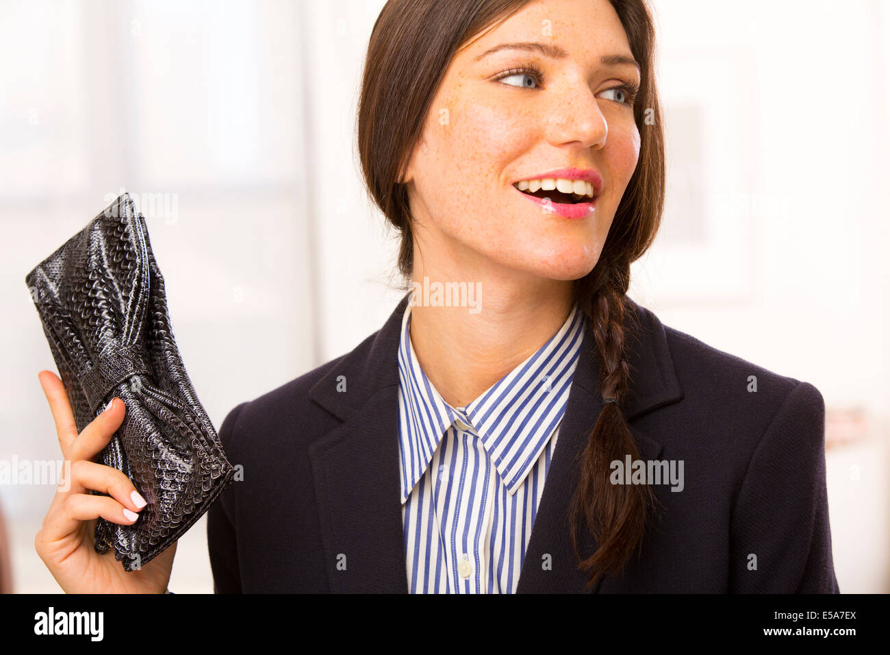 Kaukasische Geschäftsfrau Holding Geldbörse Stockfoto