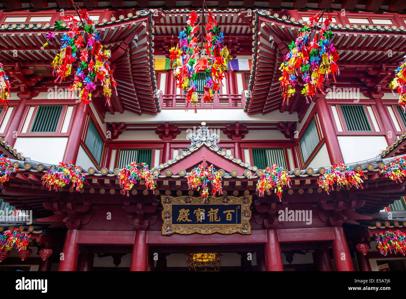 Kunstvolle Verzierungen auf Buddha Tooth Relic Tempel, Singapur, Republik Singapur Stockfoto