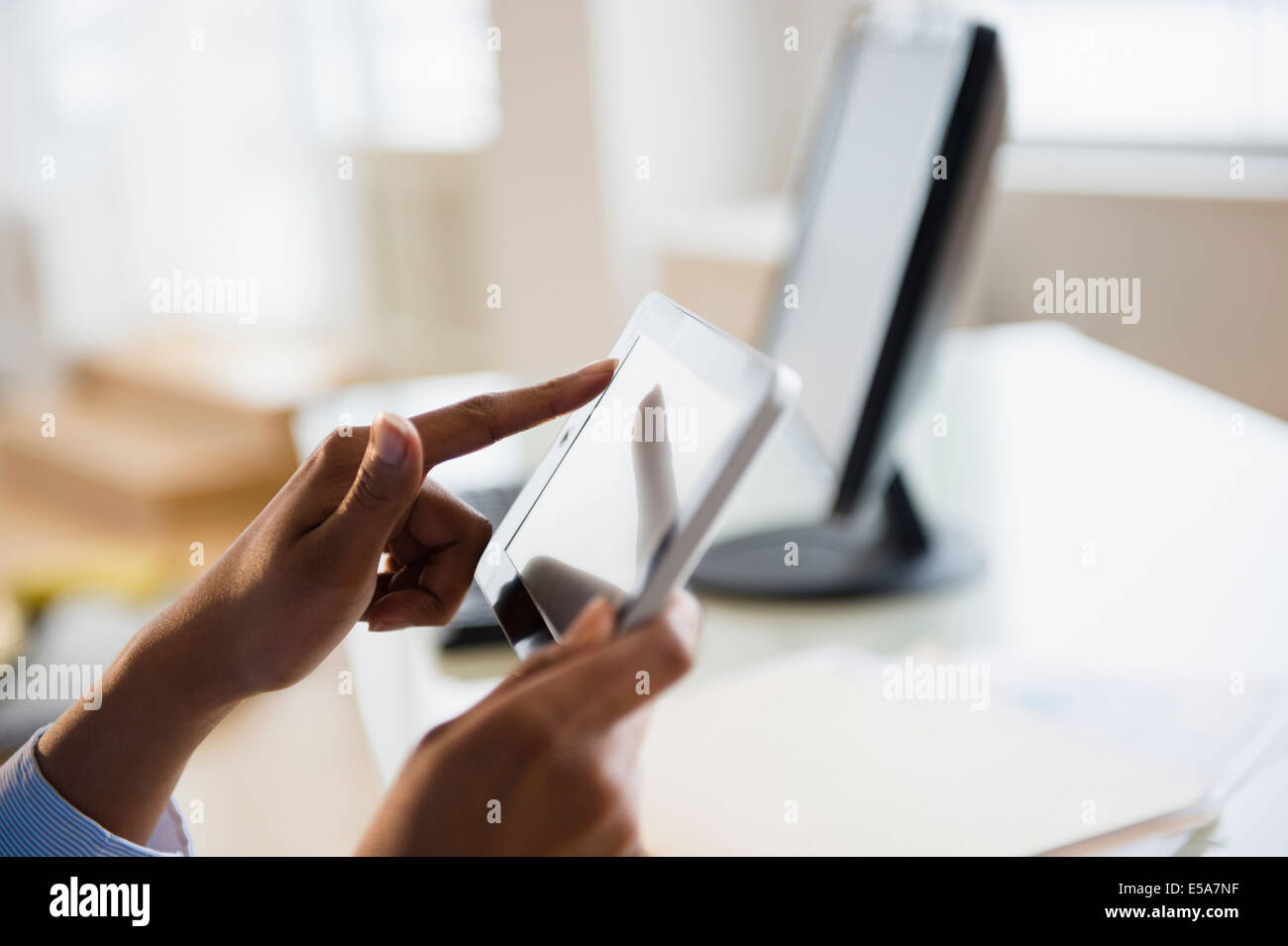 Gemischte Rassen Geschäftsfrau arbeiten an digital-Tablette Stockfoto