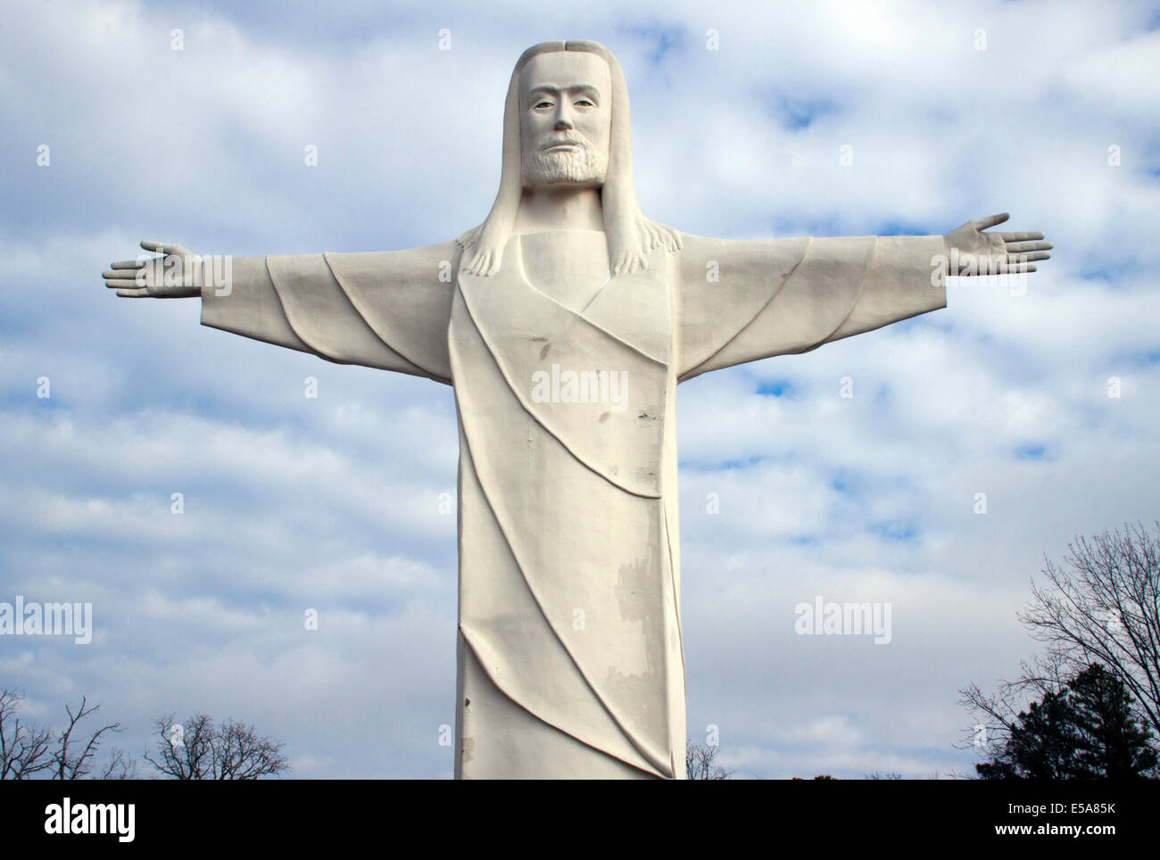 Auf dem Magnetic Mountain in Eureka Springs begrüßt die Christusstatue der Ozarks, eine 67 m hohe monumentale Statue Jesu, seit 1966 Besucher. Stockfoto