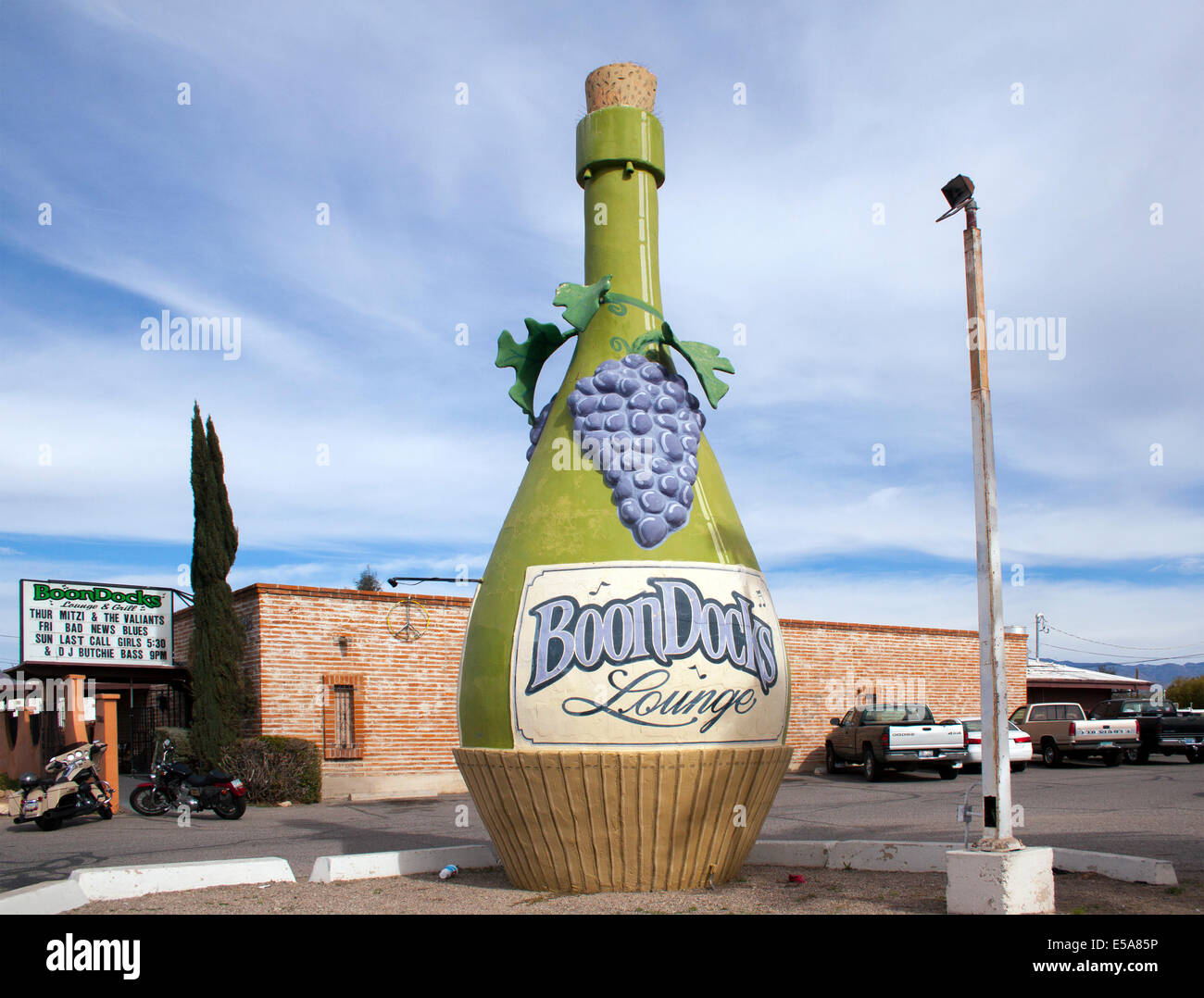 Riesige Weinflasche außerhalb der Boon Docks Lounge in Tucson Arizona Stockfoto