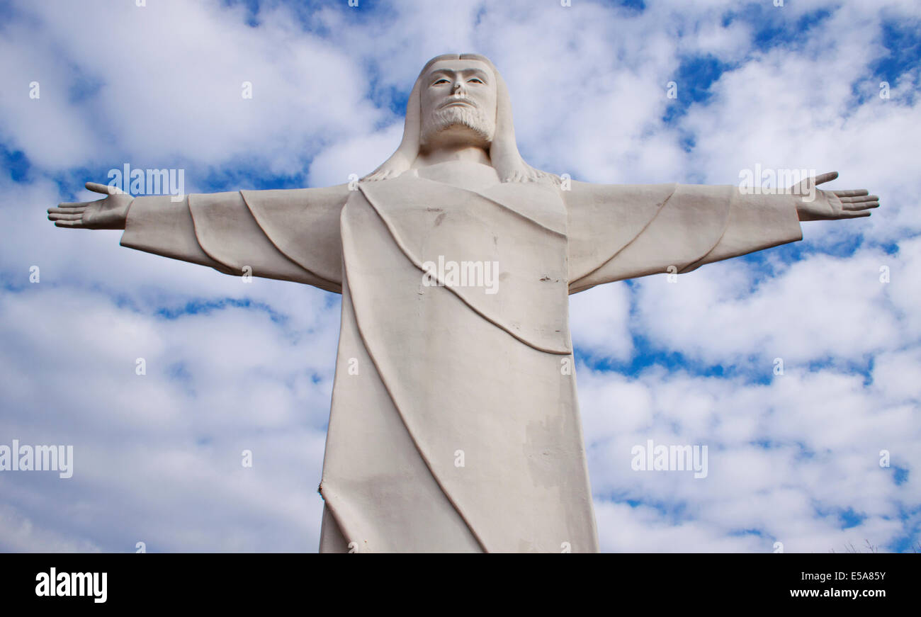 Auf dem Magnetic Mountain in Eureka Springs begrüßt die Christusstatue der Ozarks, eine 67 m hohe monumentale Statue Jesu, seit 1966 Besucher. Stockfoto