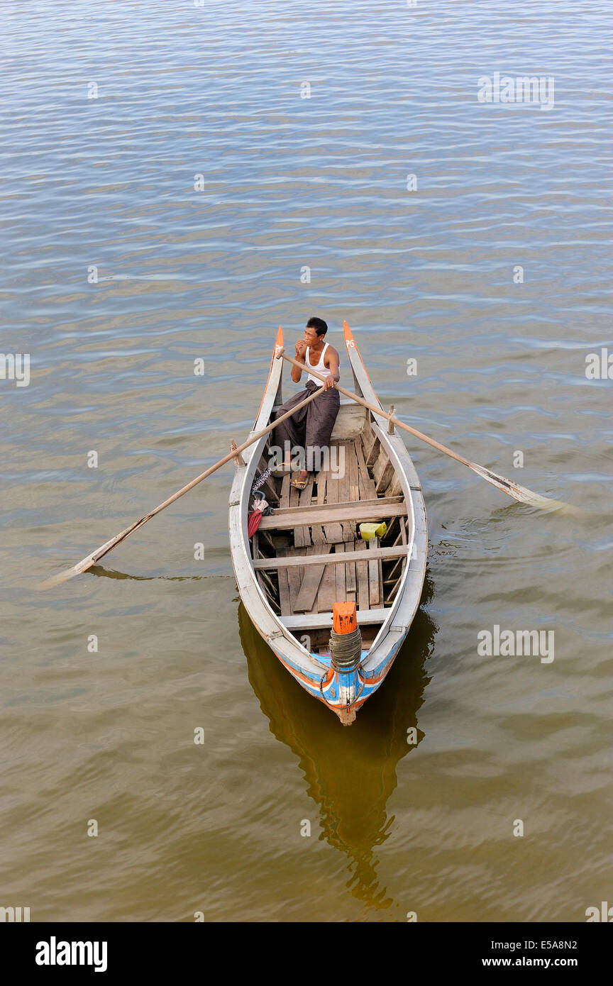 Mann in einem traditionellen Ruderboot über den Taungthaman See, Amarapura, Mandalay-Division, Myanmar Stockfoto