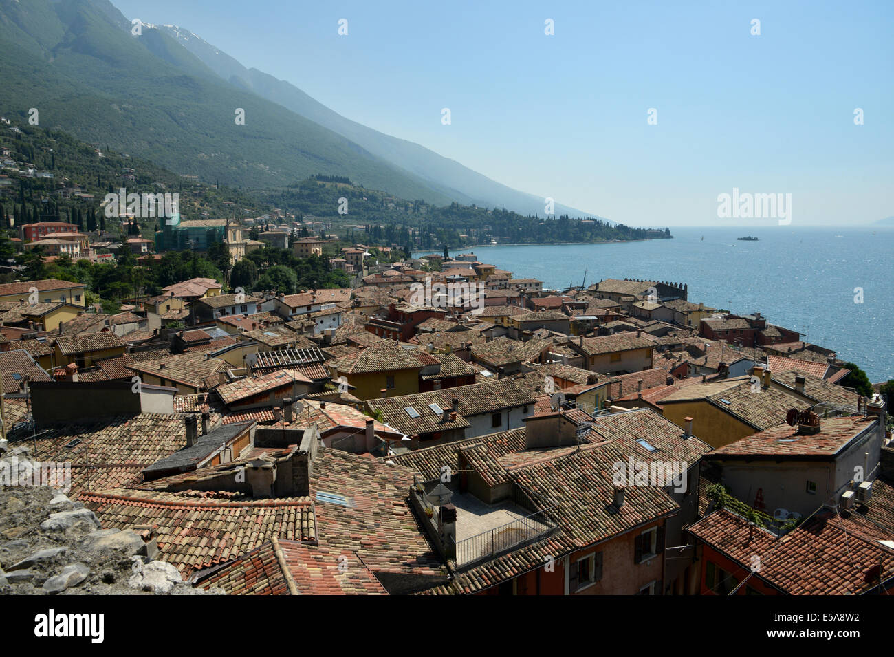 Stadt Malcesine und den Gardasee klares blaues Wasser von oben gesehen Stockfoto