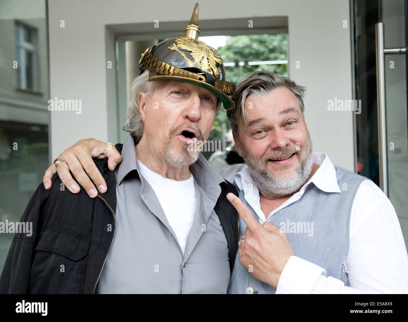 Berlin, Deutschland. 25. Juli 2014. Schauspieler Reiner Schoene (L) tragen eine Pickelhaube und deutsche Regisseur Torsten Muenchow posieren für die Inszenierung der "Sommer 14 - A Dance of Death" am Berliner Ensemble in Berlin, Deutschland, 25. Juli 2014. Das Spiel wird am 1. August 2014 premiere. : Bildnachweis Jörg CARSTENSEN/Dpa: Dpa picture-Alliance/Alamy Live News Stockfoto