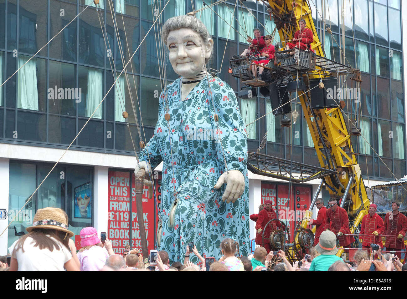 Liverpool, Vereinigtes Königreich. 25. Juli 2014. Oma-Riesen, im Alter von 85, und 25 Fuß/7,4 Meter hoch an der Victoria Street, Zentrum von Liverpool auf ihrem Rundgang durch Zentrum von Liverpool. Die Riesen zurück nach Liverpool, in 2012, äußerst beliebt waren und sind die Schaffung von französischen Straße Theatergruppe "Royal de Luxe". Es ist Großmutter Giants UK premier. Die Riesen treten in "Erinnerungen an August 1914" Geschichten des Krieges Storie im Zusammenhang mit der 100 Jahre Jubiläum des Beginns der Weltkrieg I. Credit: Paul Quayle/Alamy Live News Stockfoto