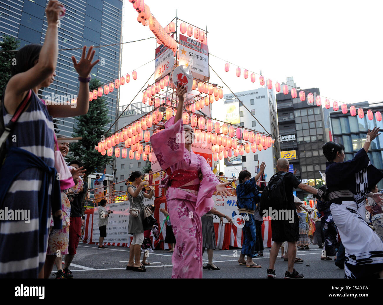 Tokio, Japan. 25. Juli 2014. Die Menschen tanzen während der japanischen traditionellen Bon Festival in Tokio, Japan, 25. Juli 2014. Das Bon-Festival ist eine buddhistische-konfuzianischen benutzerdefinierte, die Geister der Vorfahren zu Ehren und findet im Juli oder August, von Ort zu Ort unterschiedlich. Bildnachweis: Stringer/Xinhua/Alamy Live-Nachrichten Stockfoto