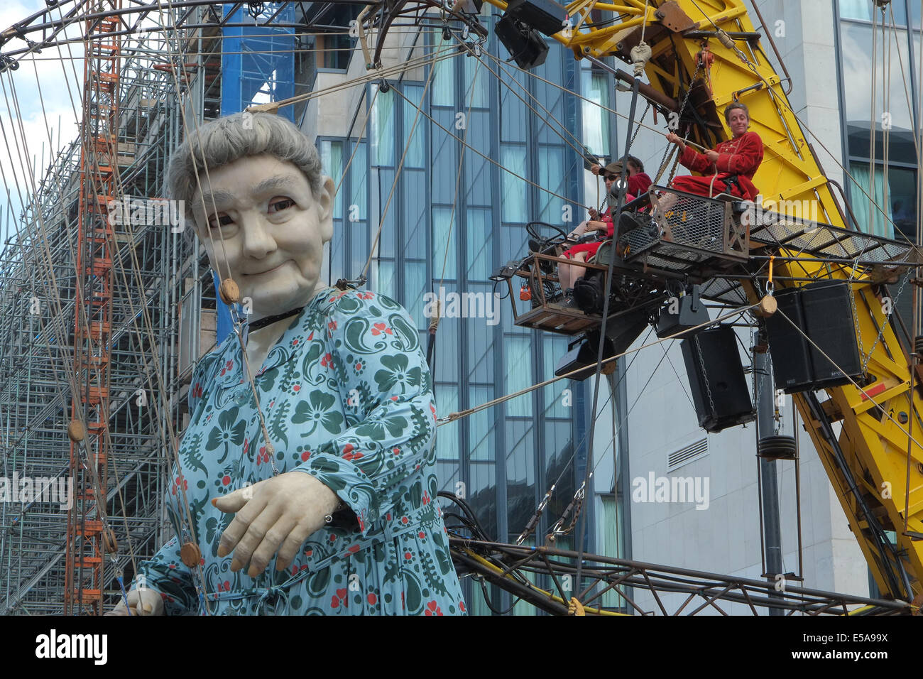 Liverpool, Vereinigtes Königreich. 25. Juli 2014. Oma-Riesen, im Alter von 85, und 25 Fuß/7,4 Meter hoch an der Victoria Street, Zentrum von Liverpool auf ihrem Rundgang durch Zentrum von Liverpool. Die Riesen zurück nach Liverpool, in 2012, äußerst beliebt waren und sind die Schaffung von französischen Straße Theatergruppe "Royal de Luxe". Es ist Großmutter Giants UK premier. Die Riesen treten in "Erinnerungen an August 1914" Geschichten des Krieges Storie im Zusammenhang mit der 100 Jahre Jubiläum des Beginns der Weltkrieg I. Credit: Paul Quayle/Alamy Live News Stockfoto