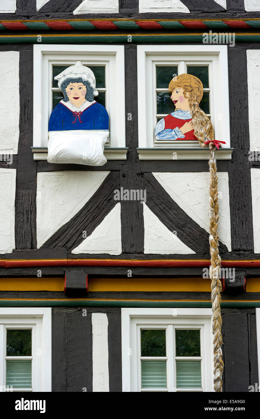 Fairy Tale Zeichen Frau Holda und Rapunzel, Märchen-Haus, Altstadt, Alsfeld, Hessen, Deutschland Stockfoto