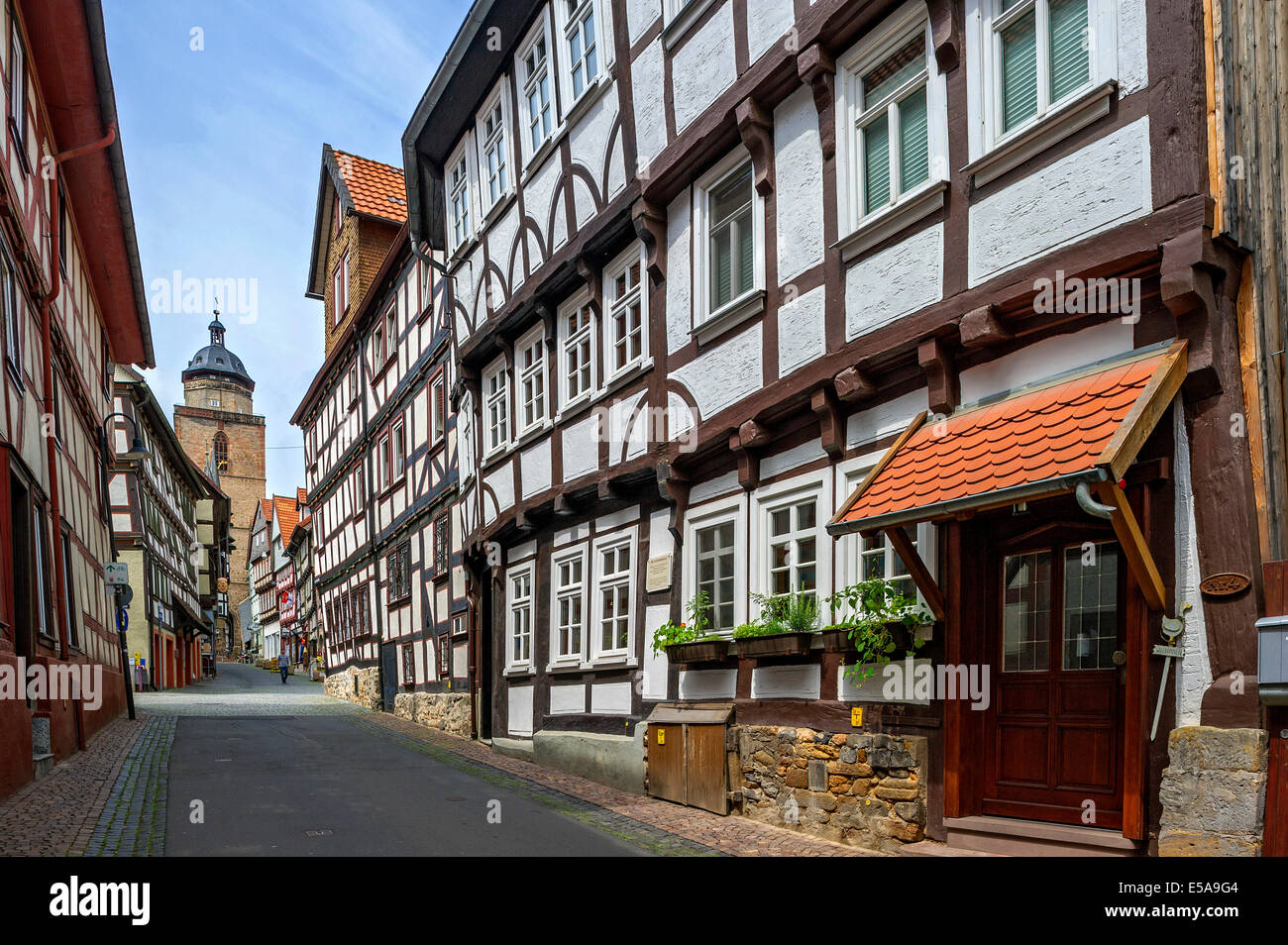 Gasse mit Fachwerkhäusern und Turm der Walpurgis-Kirche, Altstadt, Alsfeld, Hessen, Deutschland Stockfoto