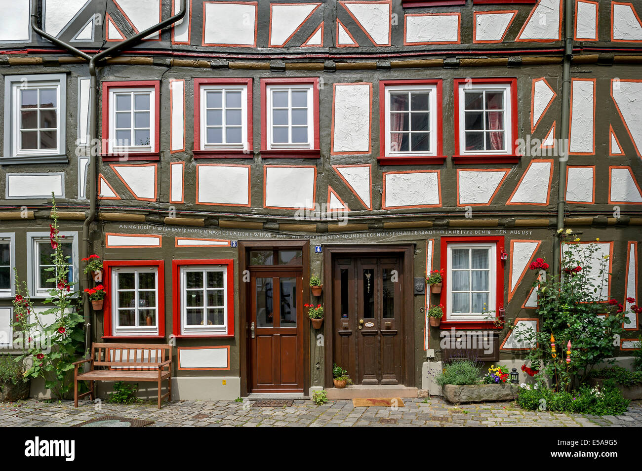 Fachwerkhaus, geschmückt mit Blumen, Grabbrunnen, Altstadt, Alsfeld, Hessen, Deutschland Stockfoto