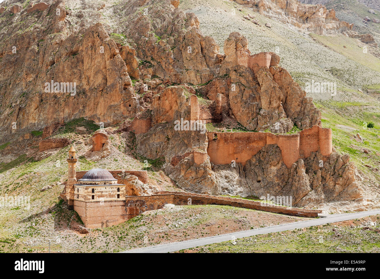 Kuppel-Moschee und die Stadt Mauern, Ishak Pascha Palast, Doğubeyazıt, Ağrı Provinz, Region Ost-Anatolien, Anatolien, Türkei Stockfoto