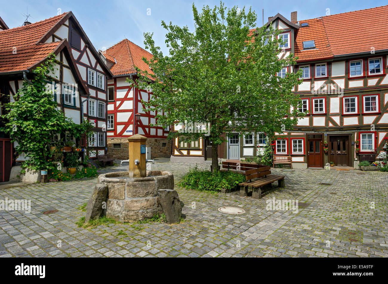 Fachwerkhäusern und Brunnen auf einem kleinen Platz, Grabbrunnen, Altstadt, Alsfeld, Hessen, Deutschland Stockfoto