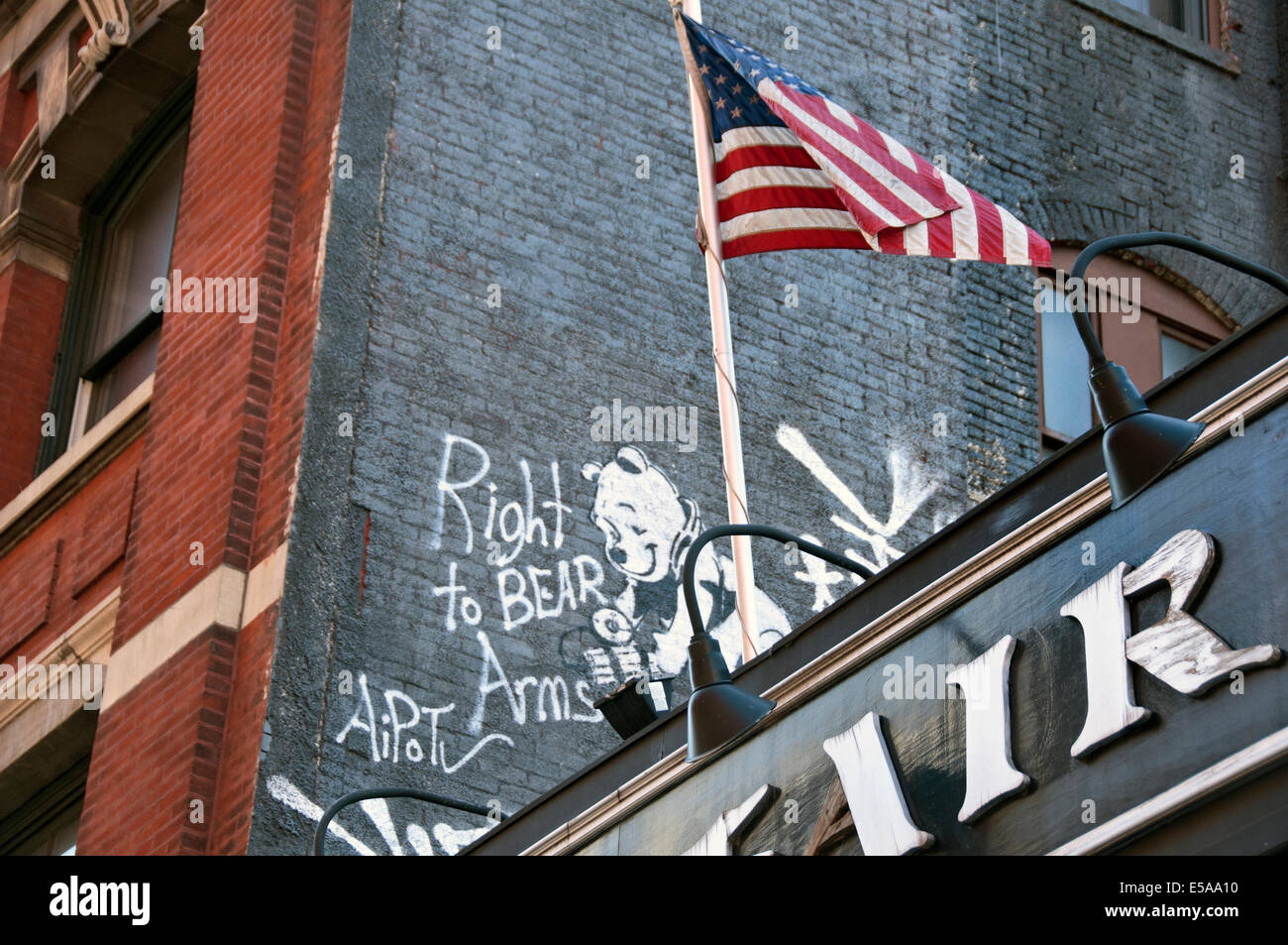 Recht, Arme Graffiti in Soho Manhattan New York City zu tragen Stockfoto