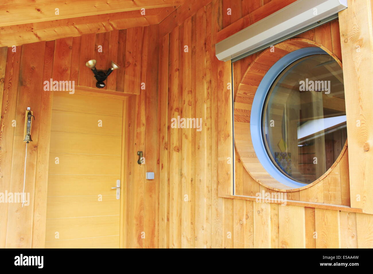 Haustür in Holz ein ökologisches Haus, Isere, Rhone-Alpes, Frankreich. Stockfoto