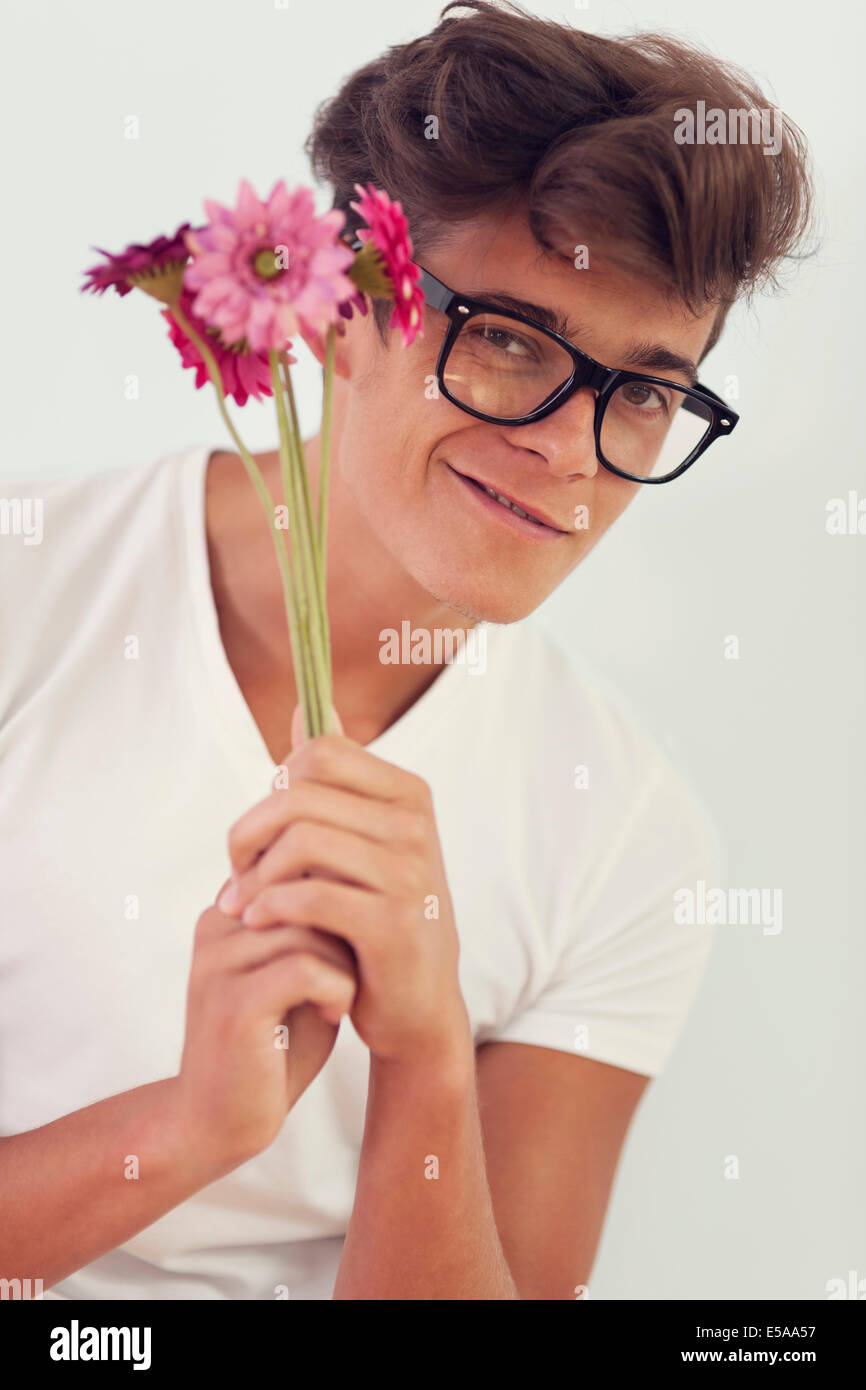 Nerd Kerl mit rosa Blume. Debica, Polen Stockfoto