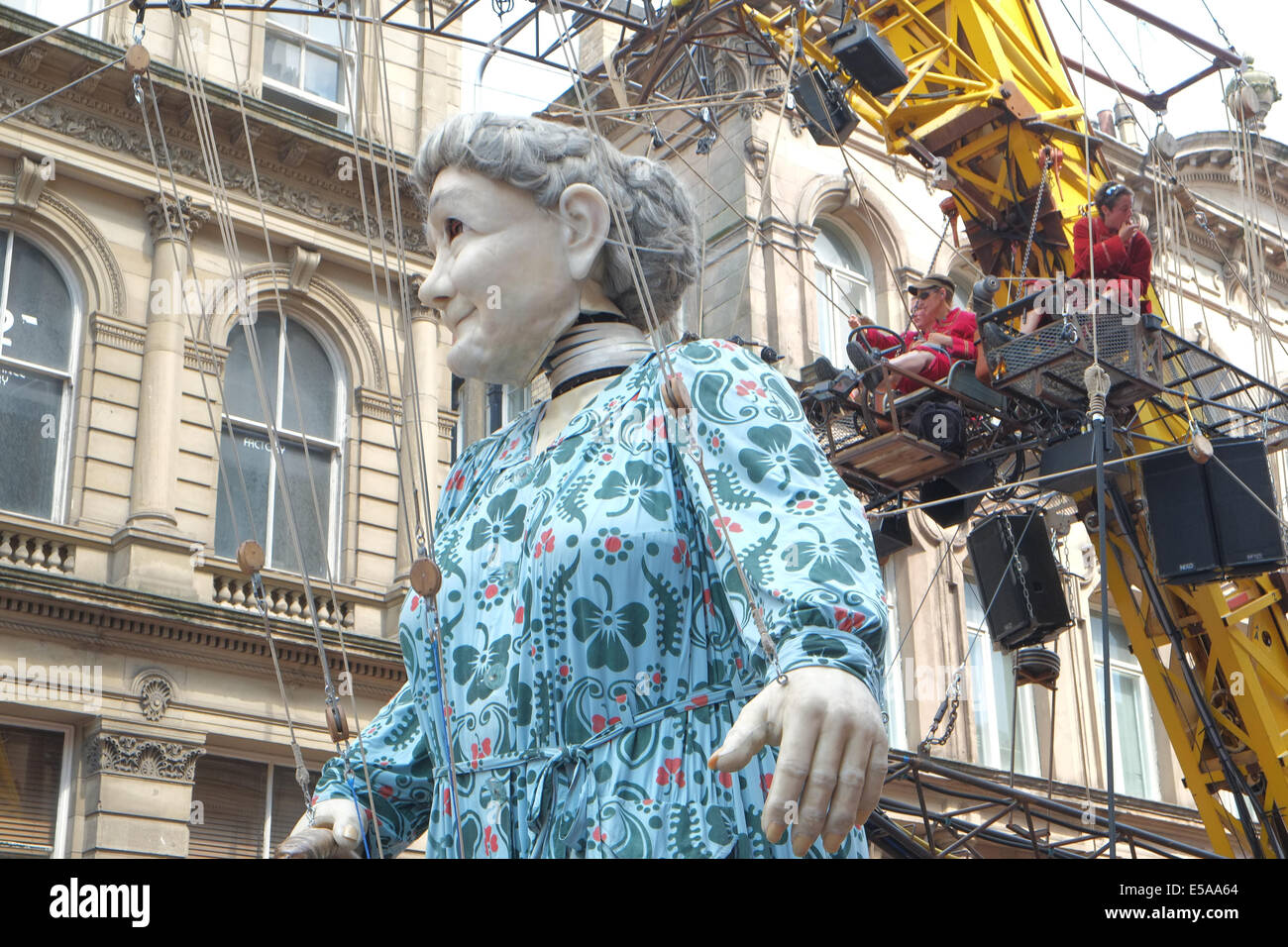 Liverpool, Vereinigtes Königreich. 25. Juli 2014. Oma-Riesen, im Alter von 85, und 25 Fuß/7,4 Meter hoch an der Victoria Street, Zentrum von Liverpool auf ihrem Rundgang durch Zentrum von Liverpool. Die Riesen zurück nach Liverpool, in 2012, äußerst beliebt waren und sind die Schaffung von französischen Straße Theatergruppe "Royal de Luxe". Es ist Großmutter Giants UK premier. Die Riesen sind eine Erzählweise des Krieges Storie im Zusammenhang mit der 100 Jahre Jubiläum des Beginns des ersten Weltkriegs in "Erinnerungen an August 1914" durchführen.   Bildnachweis: Paul Quayle/Alamy Live-Nachrichten Stockfoto