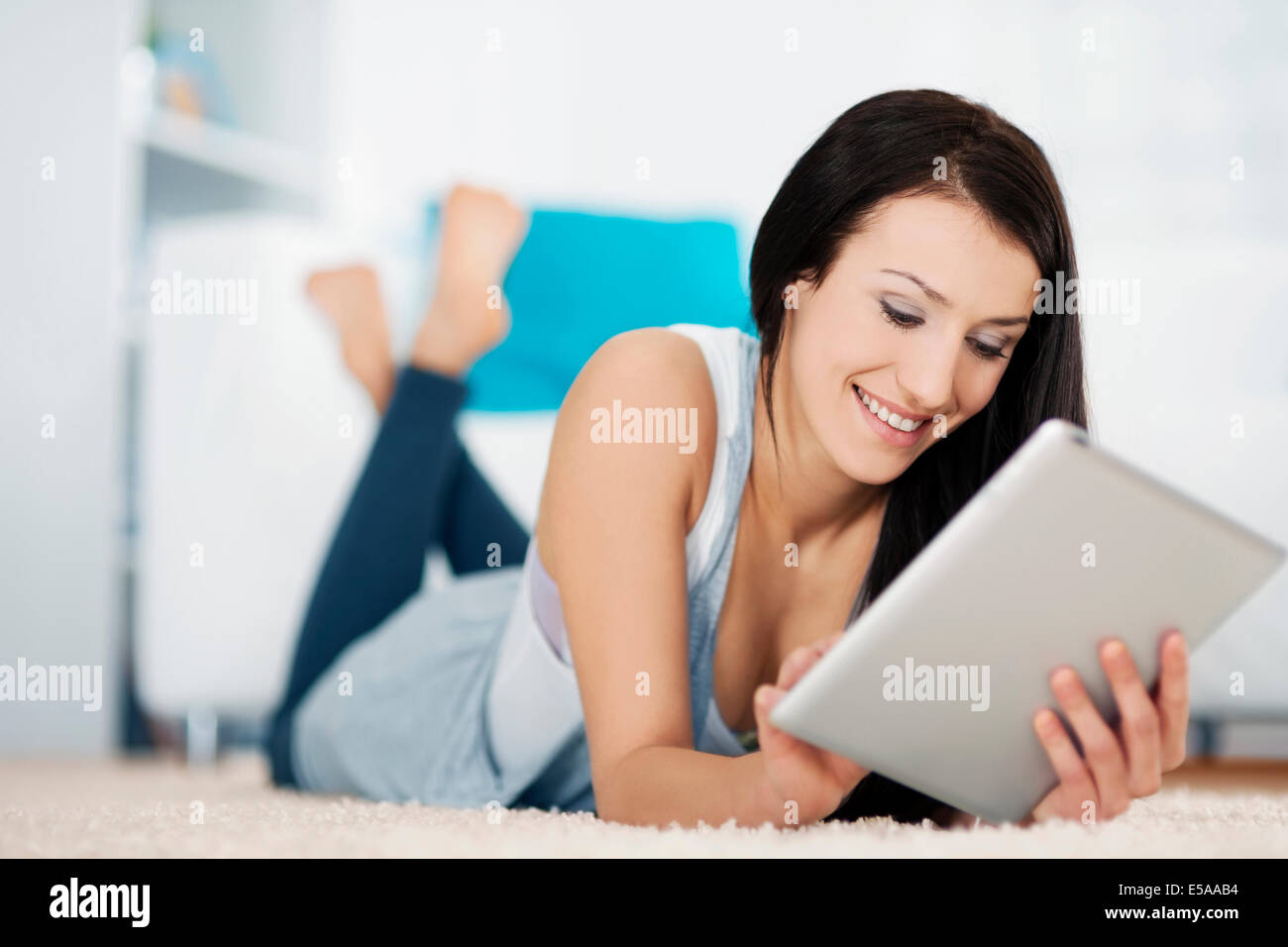 Junge Frau mit Touch-Screen-Tablet-Computer, Debica, Polen. Stockfoto