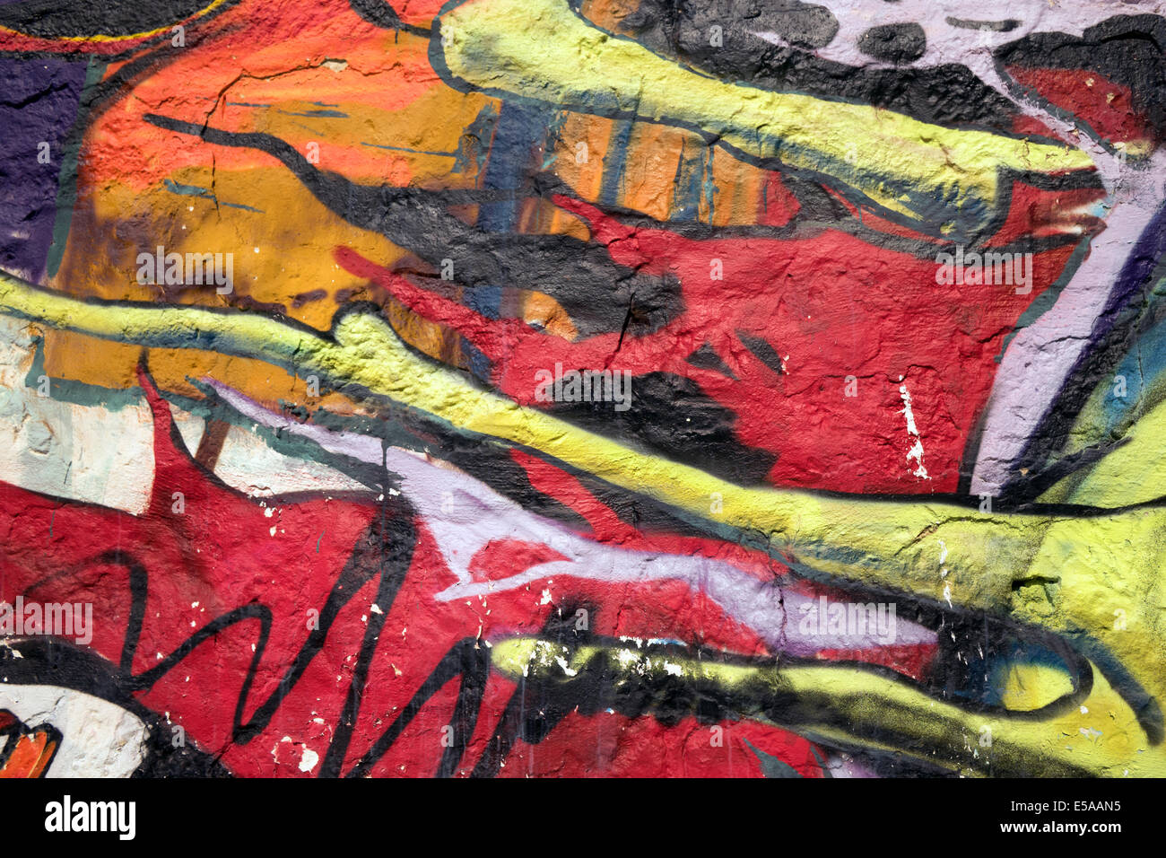 Detail der glänzend und ausdrucksvoll Spray lackiert Farben von einigen Street Art / Graffiti an der Wand des Gebäudes in Mahon, Menorca, Spanien. Stockfoto
