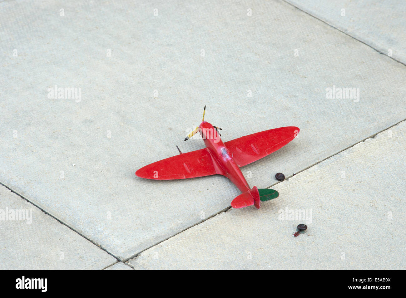 gebrochene rot Spielzeug Spitfire Flugzeug Flugzeuge verwerfen ebnet Platte Fahrwerk abgerissen Stockfoto