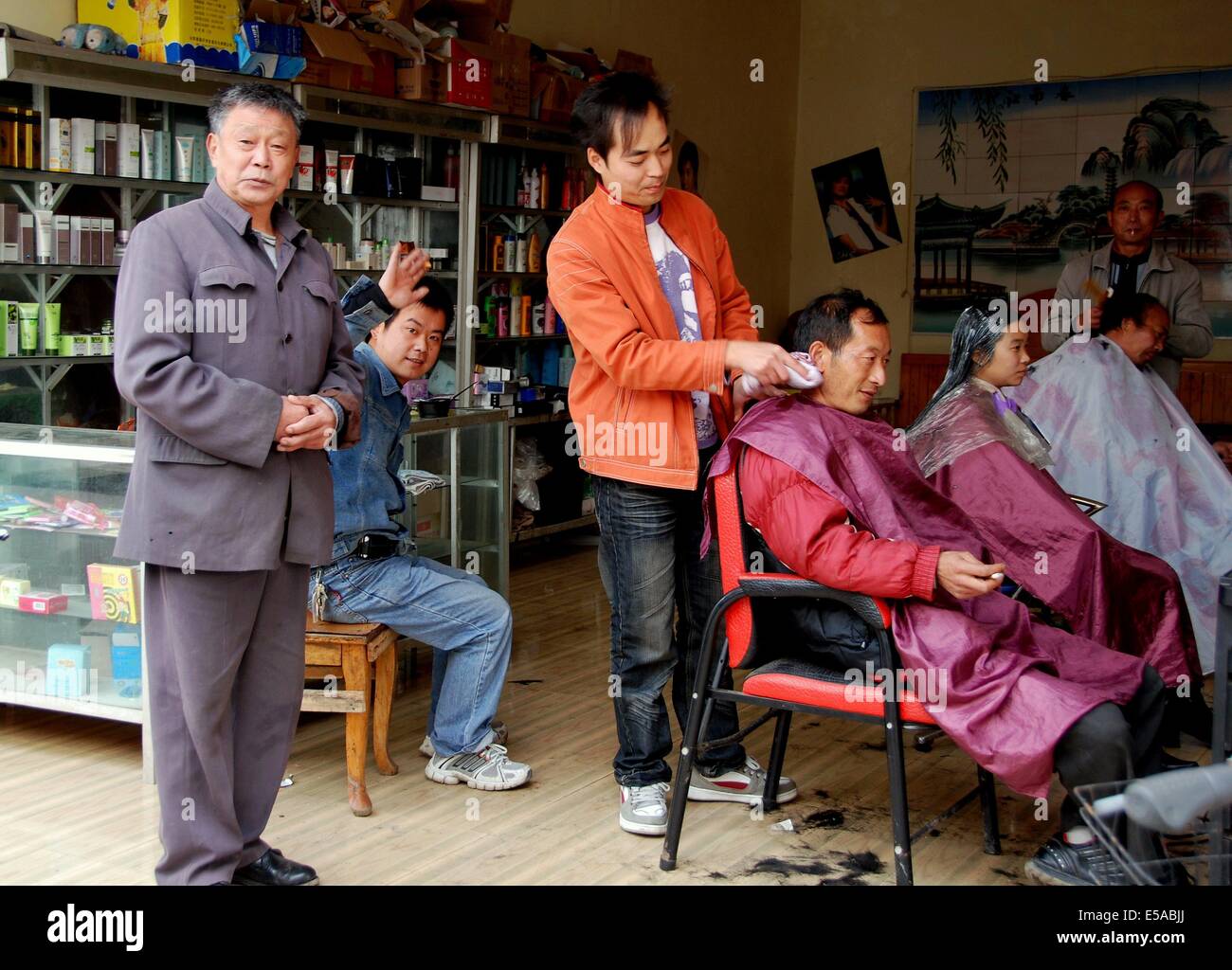 Li'an Village, China: Beschäftigt Friseur / Friseursalon in einem kleinen Dorf in Sichuan Stockfoto