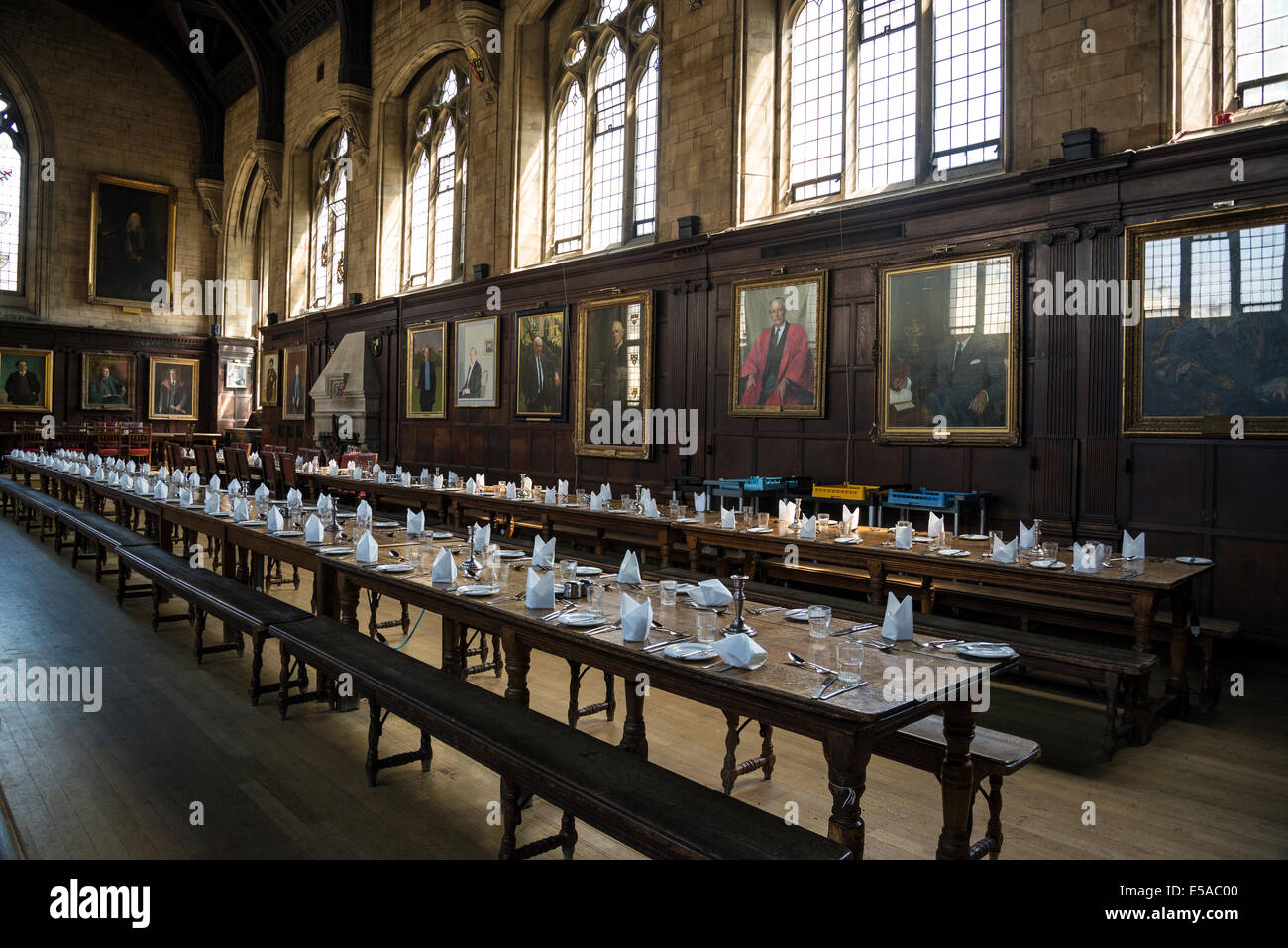 Innere der Halle mit festgelegten Tabellen, Balliol College, Oxford, England, UK Stockfoto