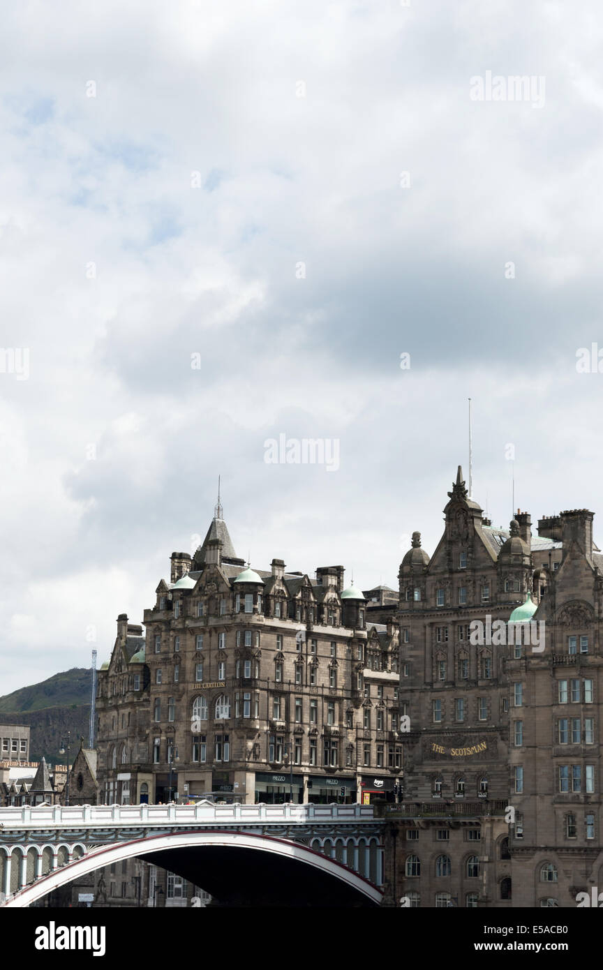 North Bridge und der Schotte und Carlton Hotels im Stadtzentrum von Edinburgh Stockfoto