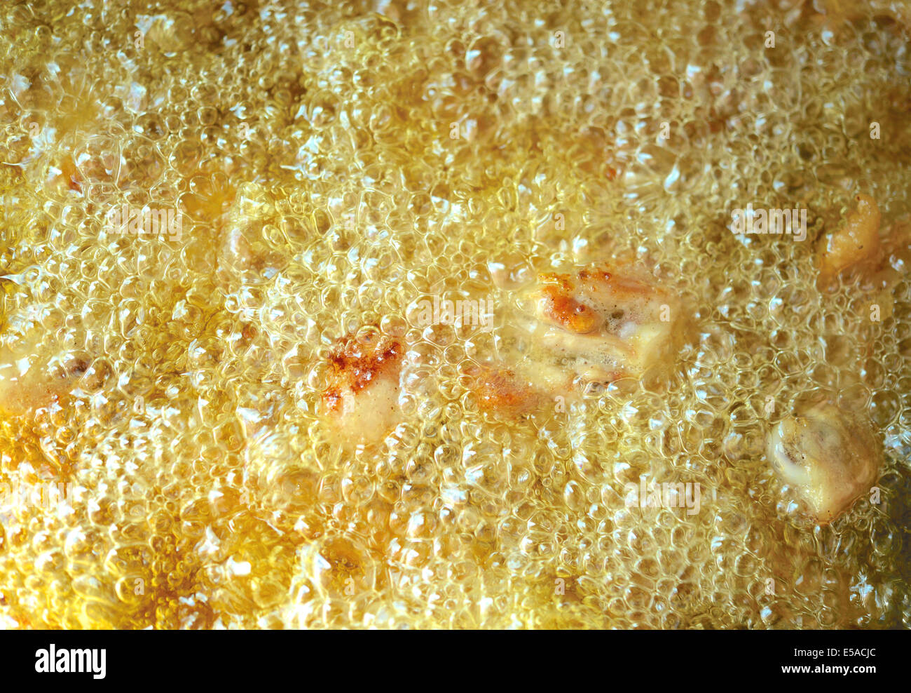 Fried Chicken mit kochendem Öl Stockfoto