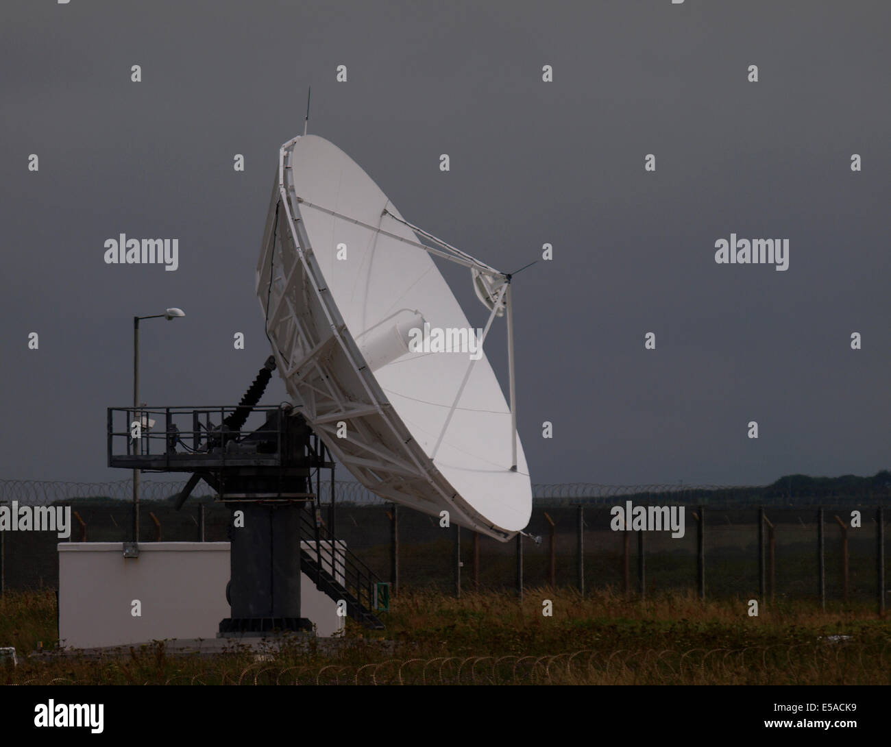 Sat-Antenne am GCHQ Bude, Cornwall, UK Stockfoto