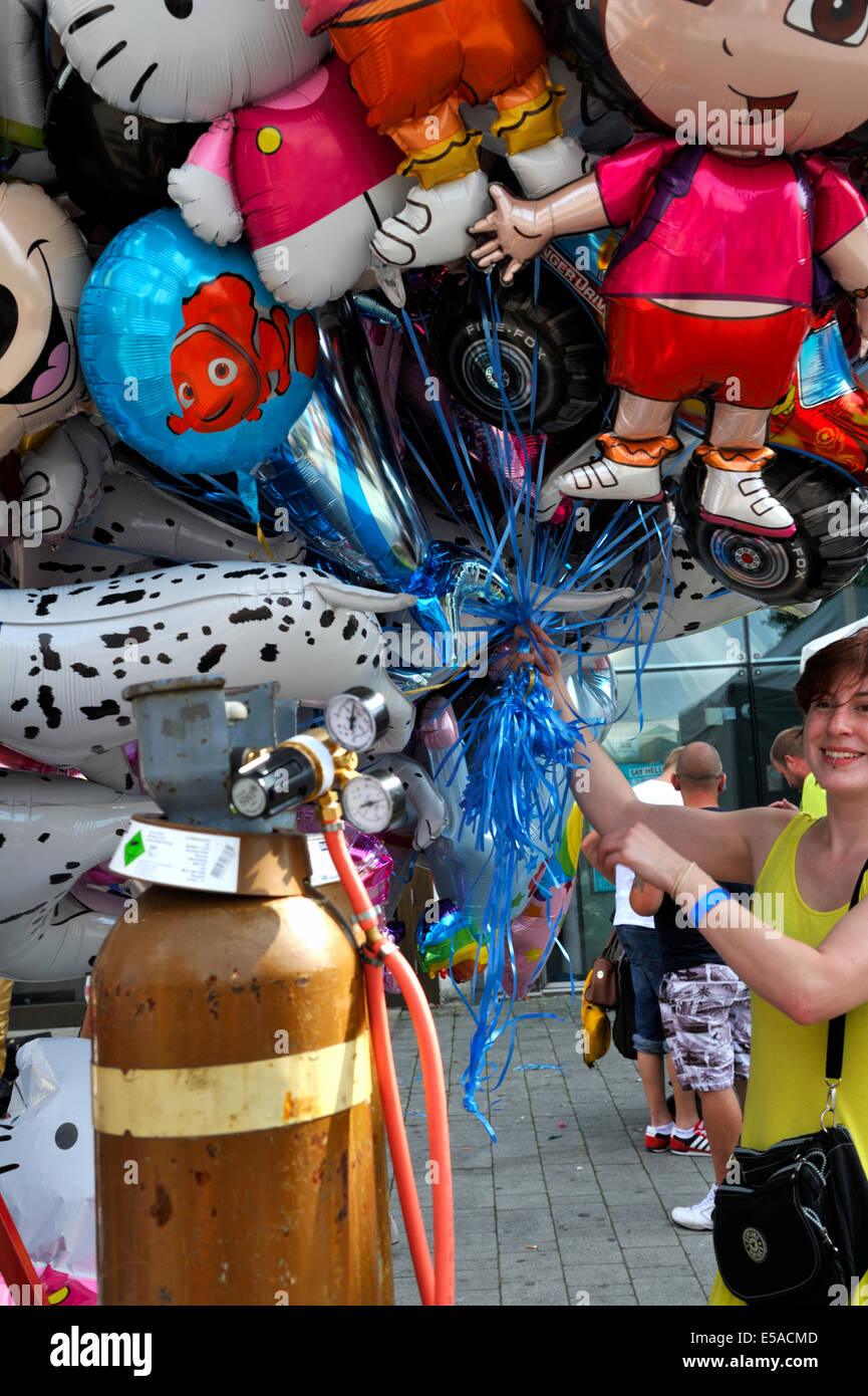 Frau mit Helium gefüllte Ballons zum Verkauf Stockfoto
