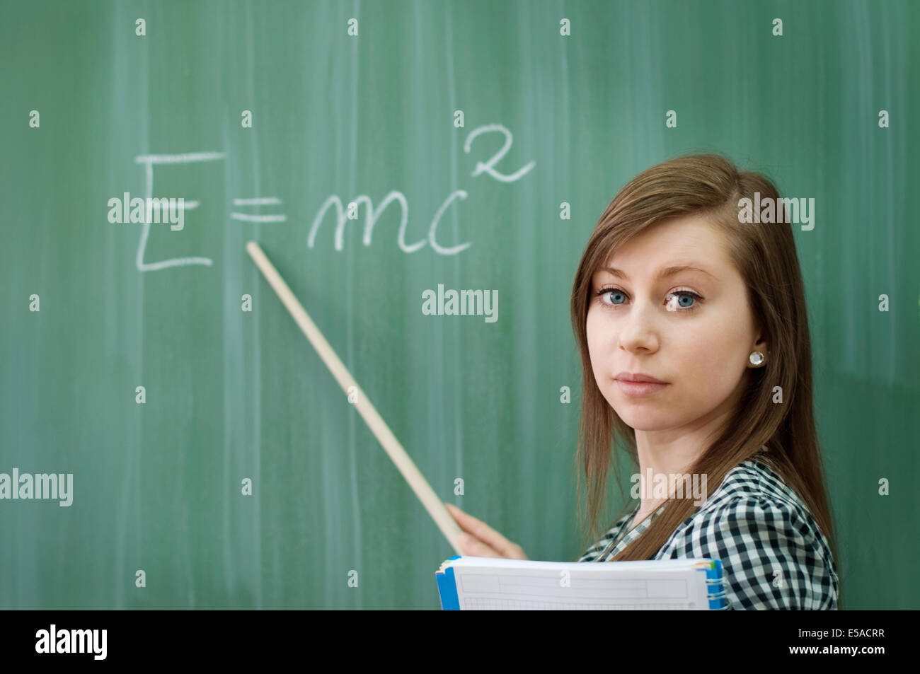 Studentin zeigt e = mc2 Formel, Debica, Polen. Stockfoto