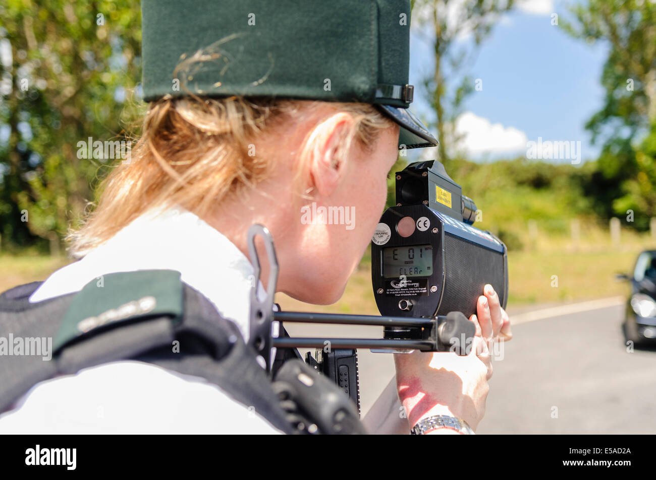 Lisburn, Nordirland. 25. Juli 2014. -Eine Polizistin verwendet eine Laserpistole Tempo-Erkennung. Bildnachweis: Stephen Barnes/Alamy Live-Nachrichten Stockfoto