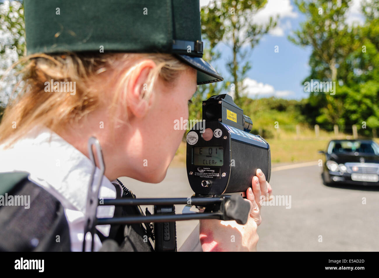 Lisburn, Nordirland. 25. Juli 2014. -Eine Polizistin verwendet eine Laserpistole Tempo-Erkennung. Bildnachweis: Stephen Barnes/Alamy Live-Nachrichten Stockfoto