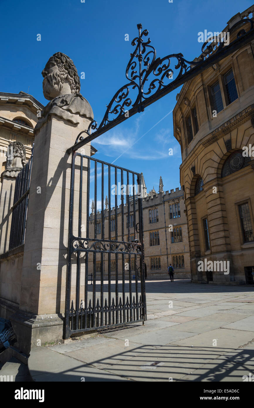 Eingang zum Sheldonian Theatre und des Kaisers Kopf Stein Skulptur, Broad Street, Oxford, England, UK Stockfoto