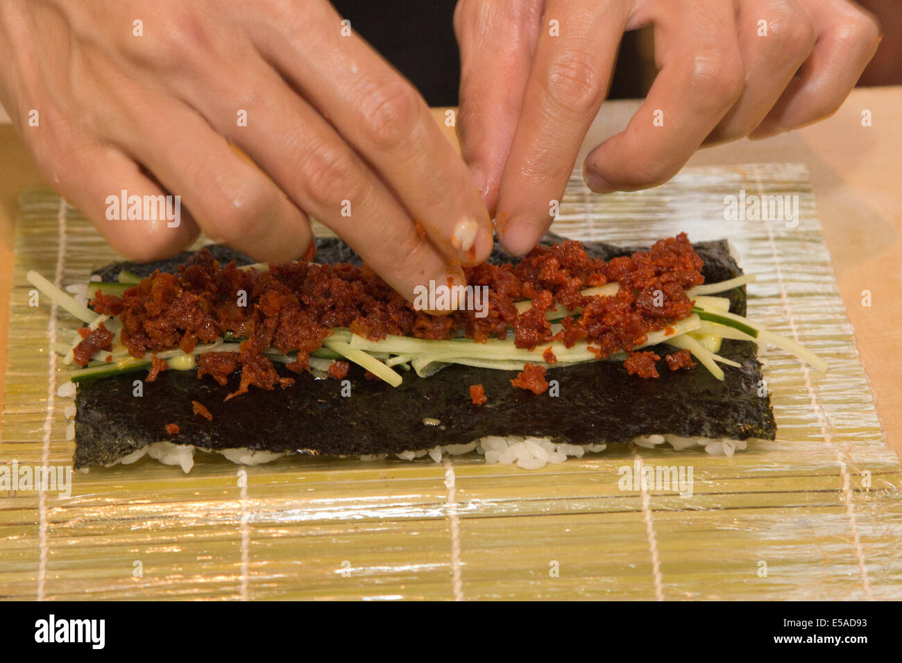 London, UK. 25. Juli 2014. Ein Koch bereitet einigen Sushi. Die Hyper Japan-Show beginnt im Earls Court Exhibition Centre präsentiert alles japanische. Bildnachweis: Nick Savage/Alamy Live-Nachrichten Stockfoto