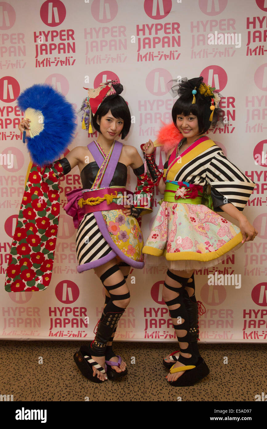 London, UK. 25. Juli 2014. Die japanische pop-Duo Yanakiku. Die Hyper Japan-Show beginnt im Earls Court Exhibition Centre präsentiert alles japanische. Bildnachweis: Nick Savage/Alamy Live-Nachrichten Stockfoto