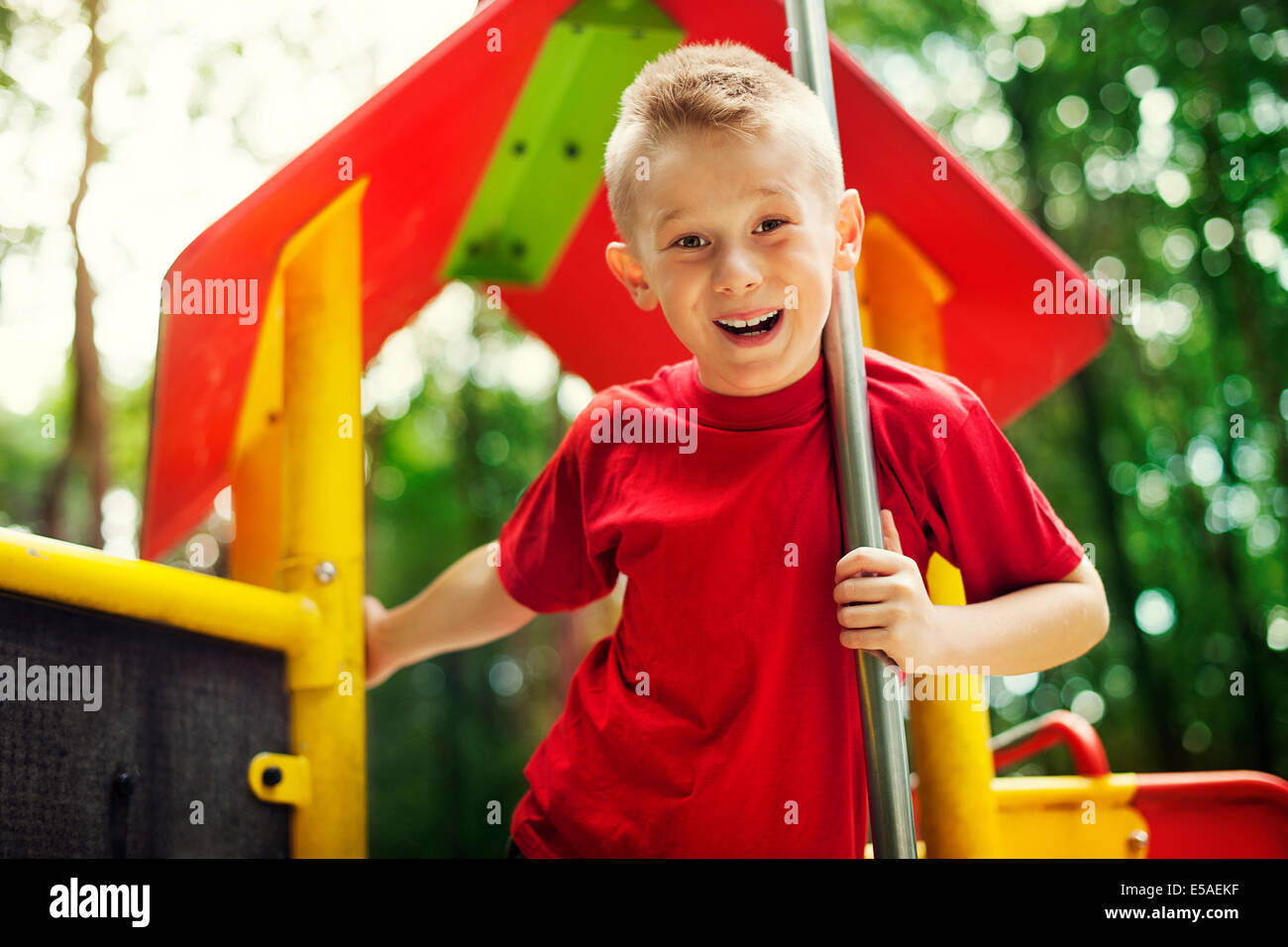 Fröhliche kleine Junge auf Spielplatz, Debica, Polen Stockfoto