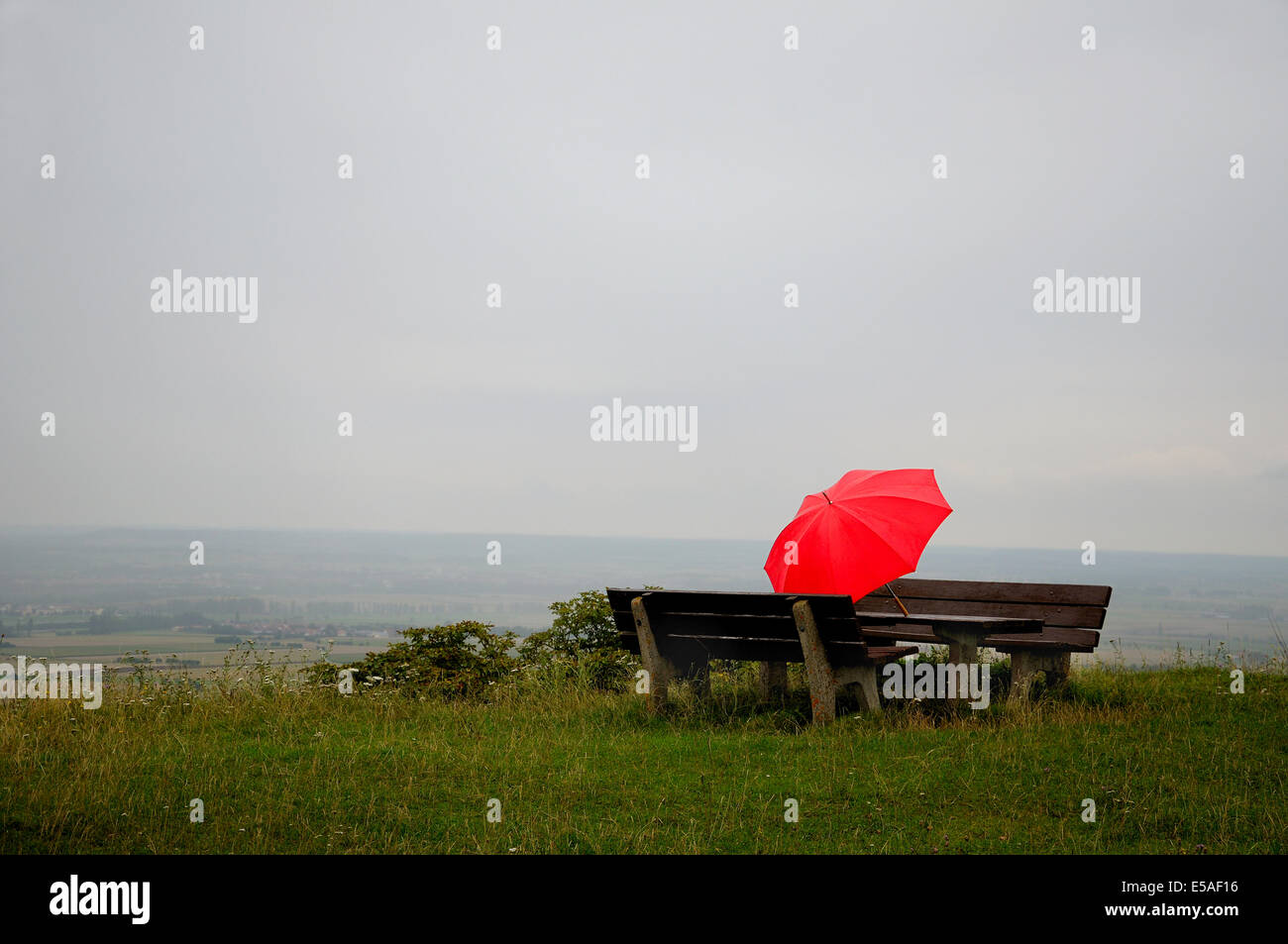 Roten Regenschirm auf einem Rastplatz bei herbstlichen Wetter Stockfoto