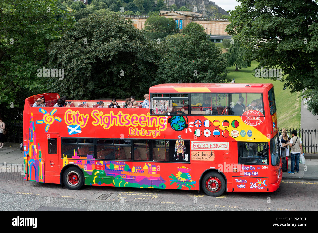 Edinburgh City Sightseeing Tourbus auf Waverley Bridge Stockfoto