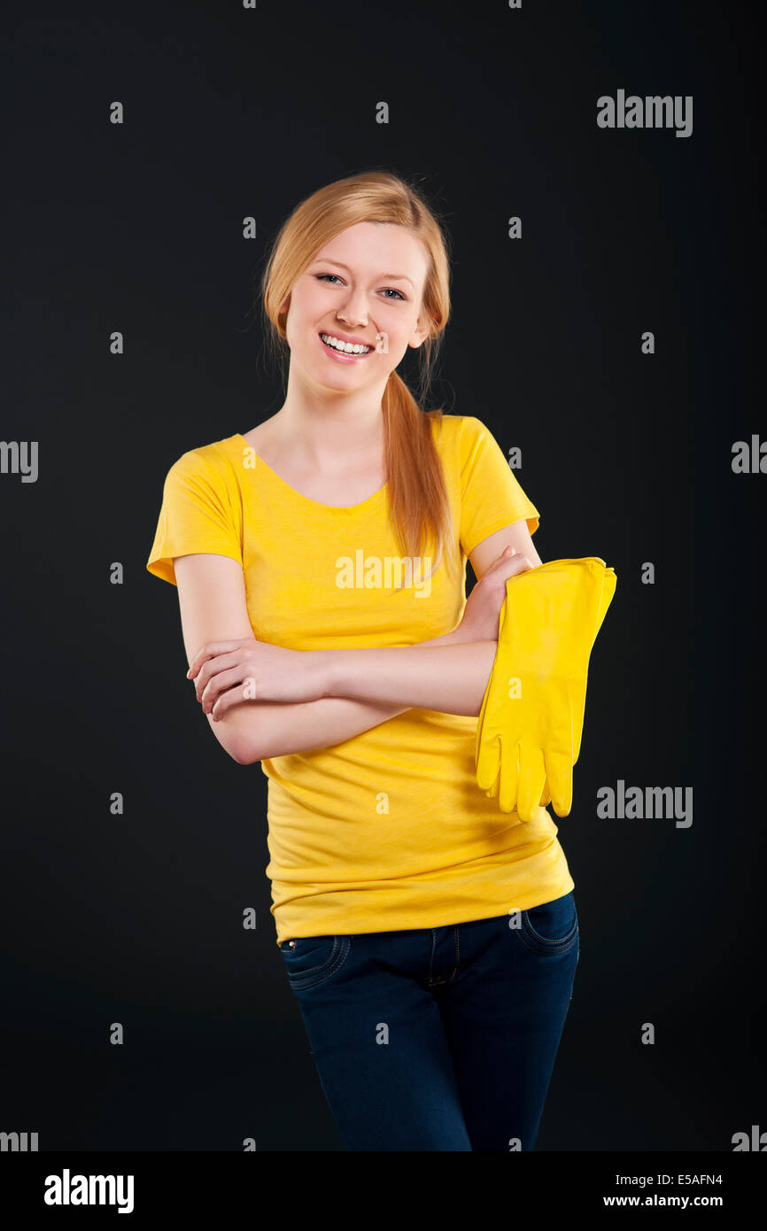 Lächelnde Frau bereit zu bereinigen, Debica, Polen Stockfoto