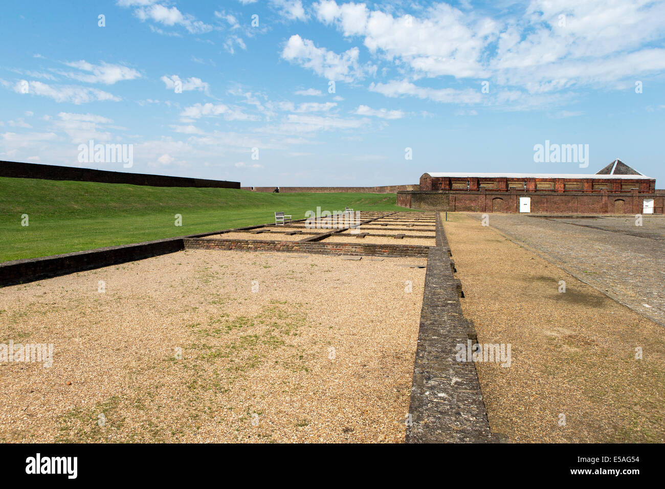 Schießpulver Magazin im Hintergrund mit den Grundlagen der Soldaten-Kaserne in den Vordergrund, Tilbury Fort, Essex, England. Stockfoto