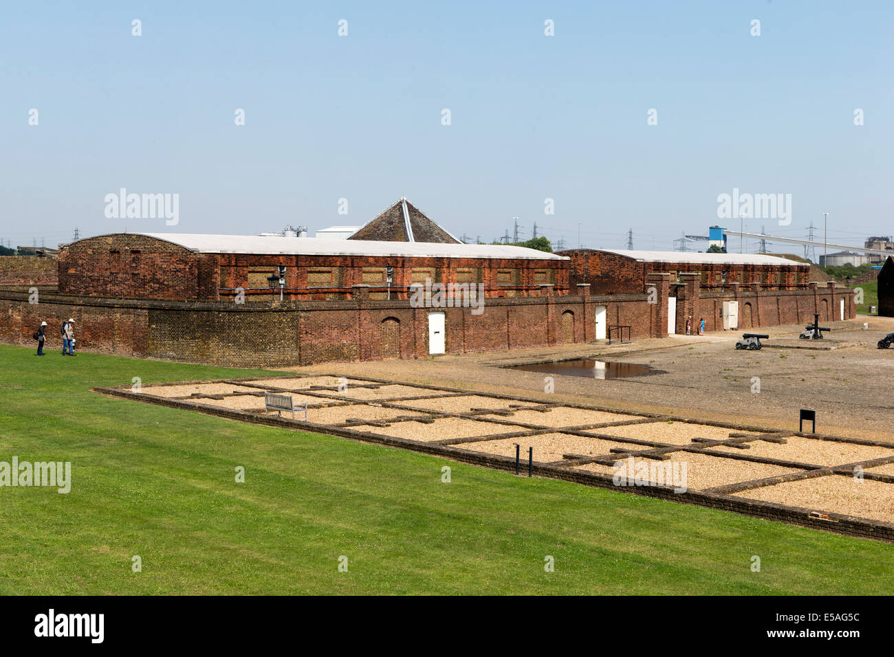 Schießpulver Magazin im Hintergrund mit den Grundlagen der Soldaten-Kaserne in den Vordergrund, Tilbury Fort, Essex, England. Stockfoto