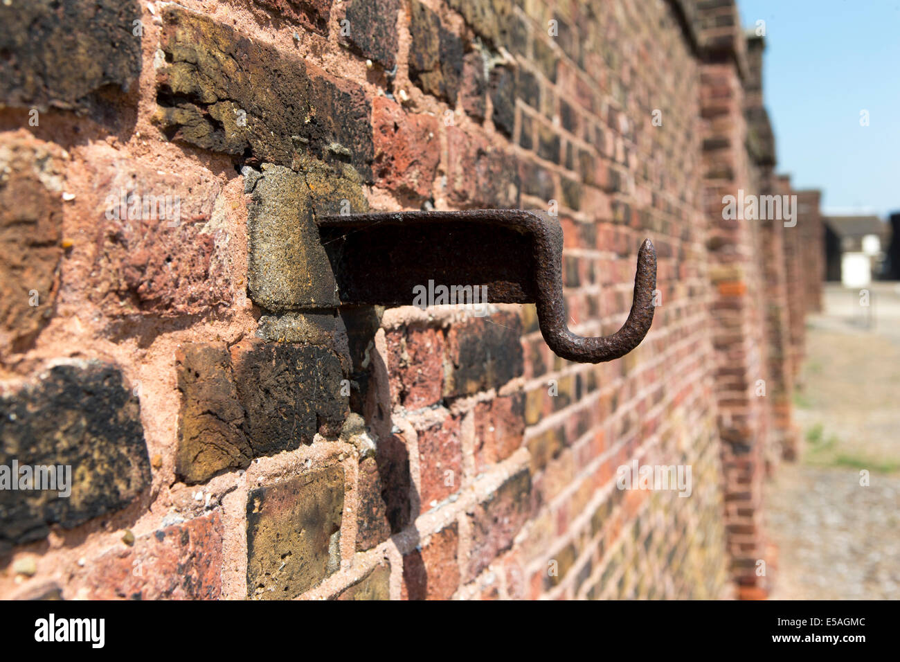 Eisen Haken in die Außenwand des Schießpulvers Magazins, Tilbury Fort, Essex, England, UK. Stockfoto