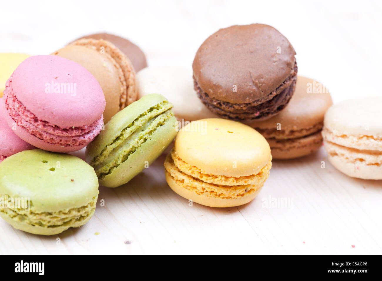 Typische französische Macarons Kekse auf Holztisch Stockfoto