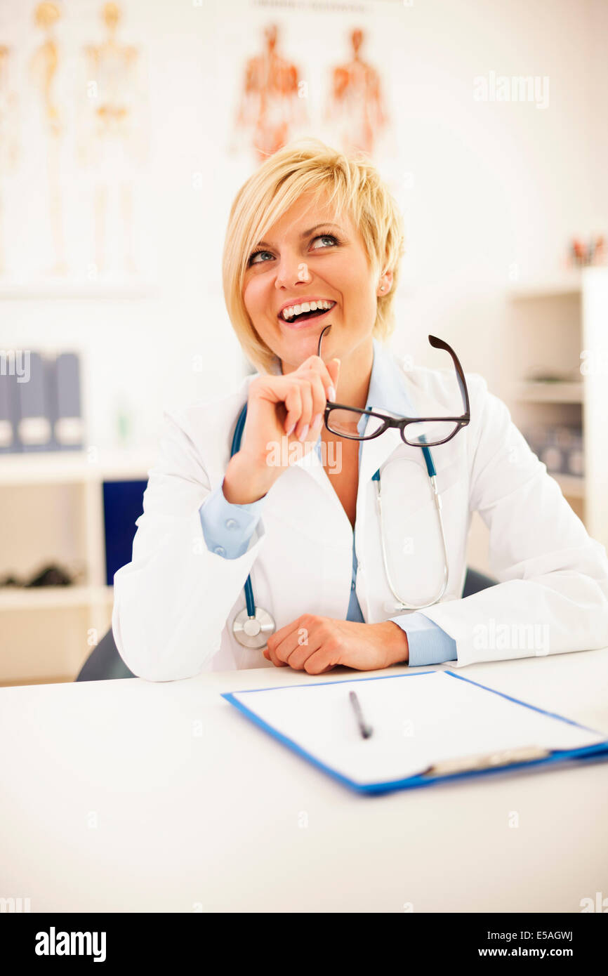 Porträt der schöne blonde Ärztin, Debica, Polen. Stockfoto