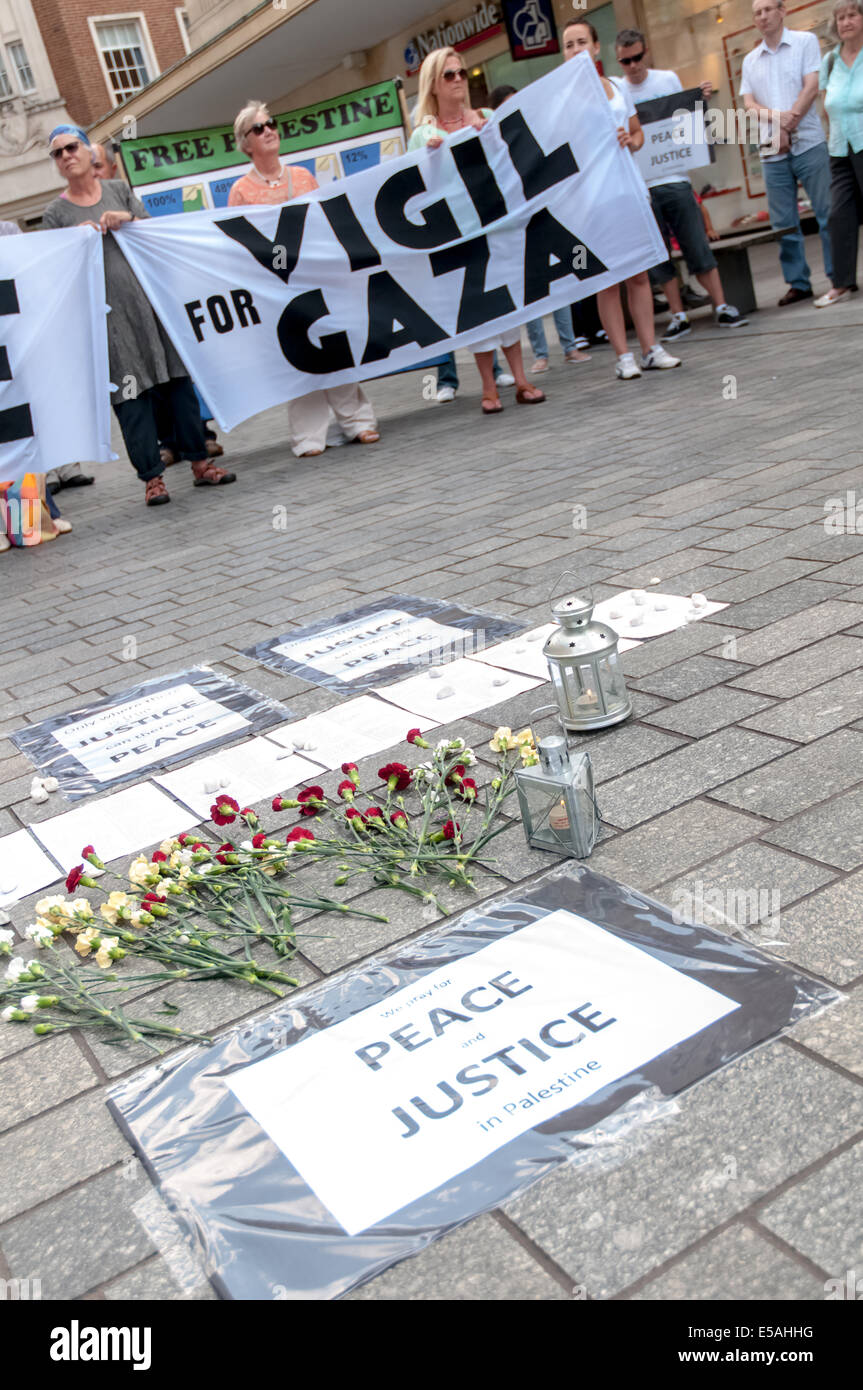 Exeter, Devon, UK. 25. Juli 2014. während die Friedens Vigil für Gaza in Exeter Princesshay Square. Bildnachweis: Clive Chilvers/Alamy Live-Nachrichten Stockfoto