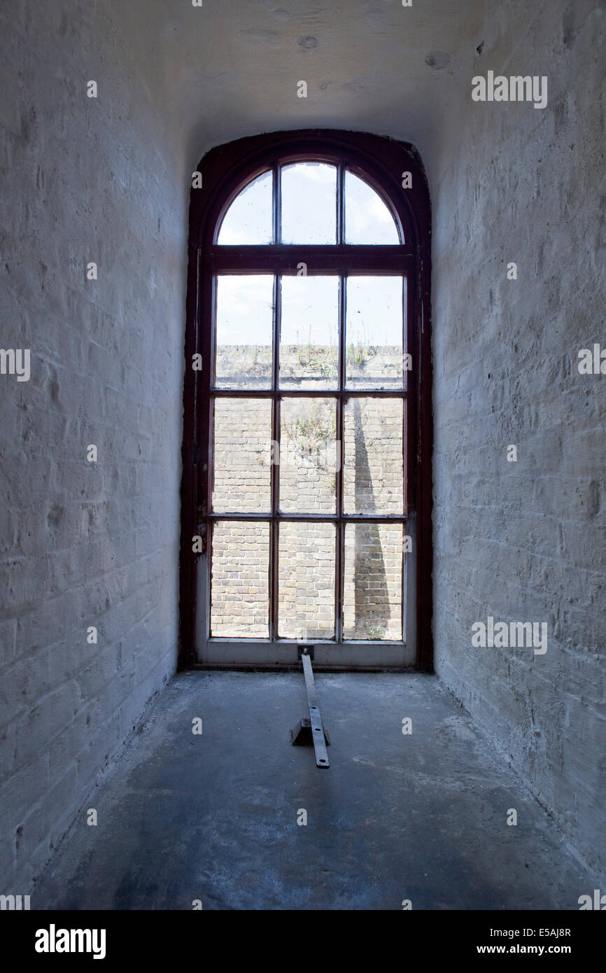 Fenster in den dicken Mauern des Schießpulvers Magazins, Tilbury Fort, Essex, England, UK. Stockfoto