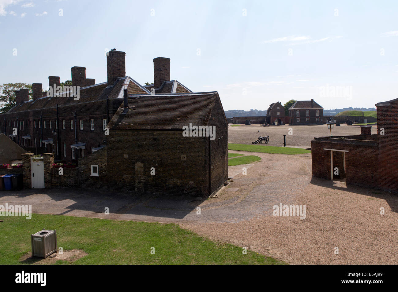 Officers Quarters (links) und Wachhaus & Kapelle im Hintergrund Fort Tilbury, Essex, England, UK. Stockfoto