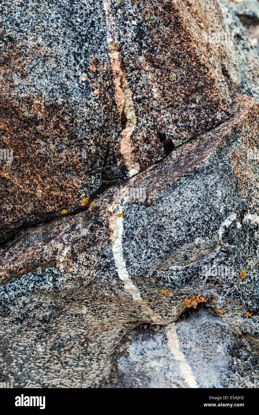 Nahaufnahme der Schichten von verschiedenen Arten von Felsen Stockfoto