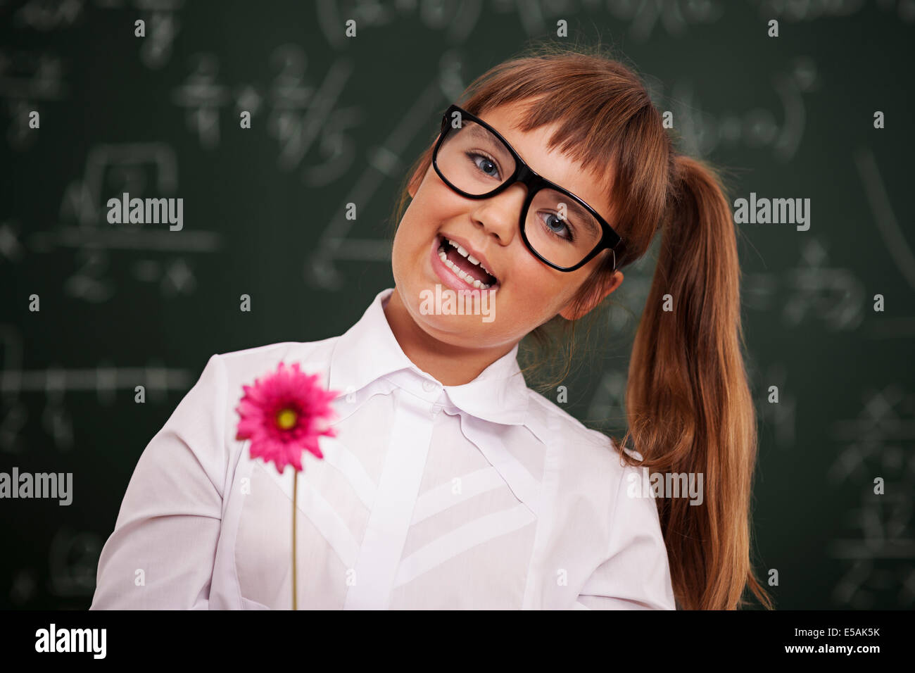Sehr glückliches kleines Mädchen, rosa Blume, Debica, Polen. Stockfoto